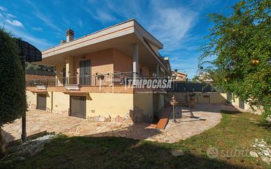 VILLA BIFAMILIARE CON PISCINA CASSIA- LA STORT