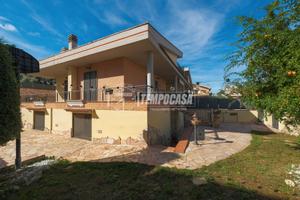 VILLA BIFAMILIARE CON PISCINA CASSIA- LA STORT