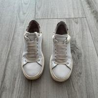 Scarpe sneakers usate bianche