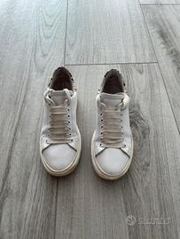 Scarpe sneakers usate bianche