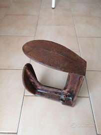 Ferro da calzatura vintage usato come fermaporta