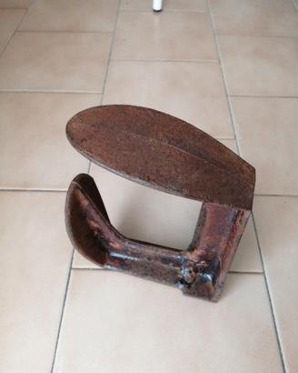 Ferro da calzatura vintage usato come fermaporta
