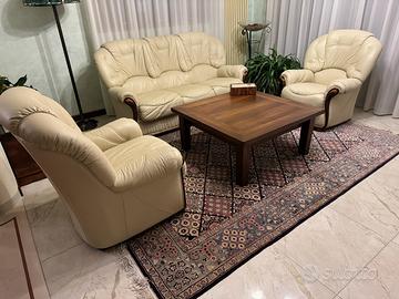 Divano e poltrone in vera pelle, tappeto e tavolo