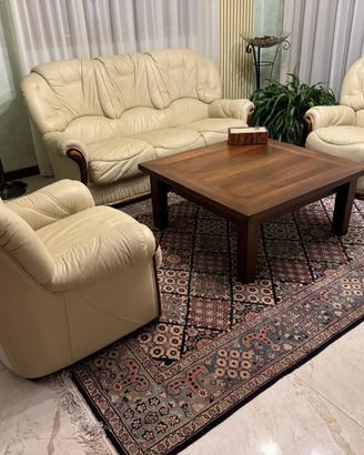 Divano e poltrone in vera pelle, tappeto e tavolo