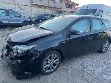 Toyota Auris 1.8 Hybrid Active 2014 sinistrata