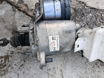 Vendiamo pompa freni Toyota Yaris Hybrid anno2024