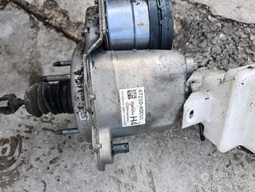 Vendiamo pompa freni Toyota Yaris Hybrid anno2024