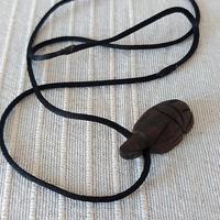 Collana con tartaruga di legno intagliata 