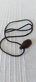 Collana con tartaruga di legno intagliata 