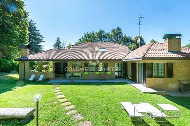 Villa di 717 m² con più di 5 locali e box auto a C