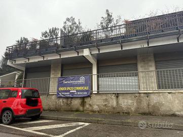 Immobile di 495 m² con 1 locale a Bareggio