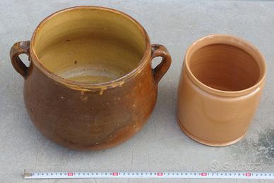 Antica pentola in terracotta e recipiente conserve