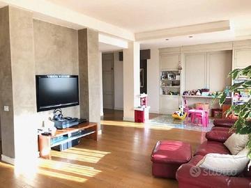 Appartamento di 270 m² con 4 locali e posto auto a
