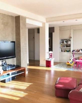 Appartamento di 270 m² con 4 locali e posto auto a