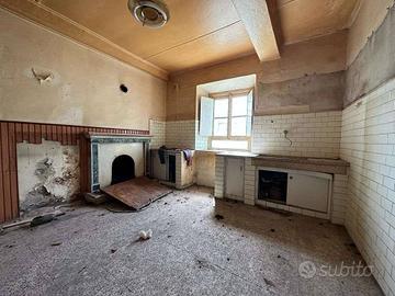 Palazzo / Stabile di 490 m² con più di 5 locali a 