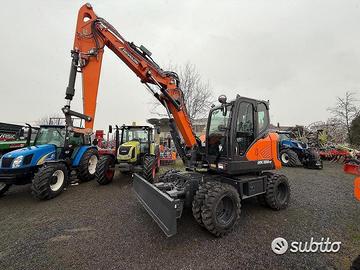 Escavatore gommato DEVELON DX 100 w