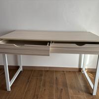 Scrivania con cassetti