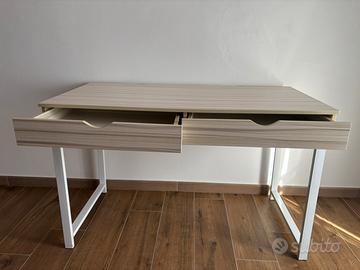 Scrivania con cassetti
