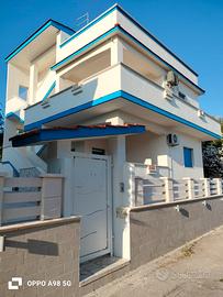 Villa con giardino e posti auto