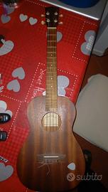 Ukulele Makala Baritono