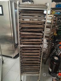 carrello pasticceria con teglie