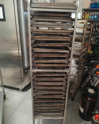 carrello pasticceria con teglie