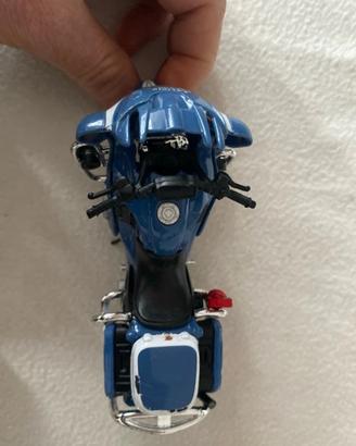 Tre moto giocattolo
