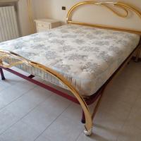 Letto in ottone con rete a doghe e materasso