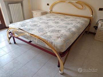 Letto in ottone con rete a doghe e materasso