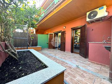 Capo schiera con cortile e doppio box auto