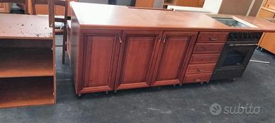 cucina in legno con forno 
