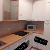 cucina bianco lucido e piano color legno