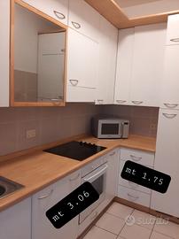 cucina bianco lucido e piano color legno