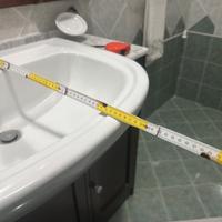 Lavabo con mobile e specchio