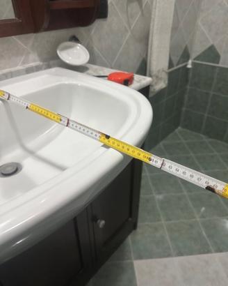 Lavabo con mobile e specchio