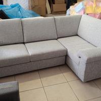Divano nuovo con penisola realizzato da Artigiano