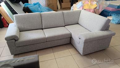 Divano nuovo con penisola realizzato da Artigiano