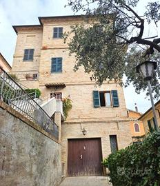 Villa di 310 m² con più di 5 locali e box auto a O