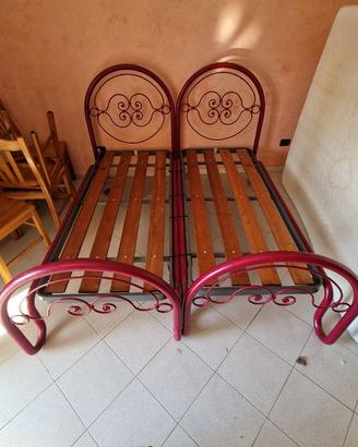 Letto con doghe di legno
