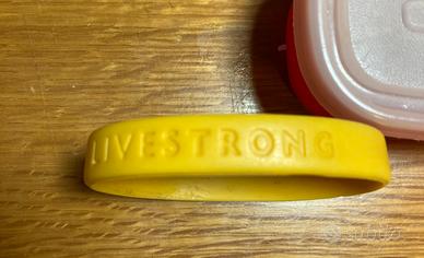 Iconico braccialetto Livestrong del 2004