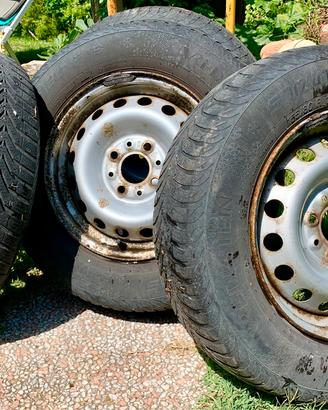 Nr. 4 Cerchioni Fiat Panda con gomme invernali