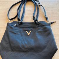 Borsa a spalla da donna caratterizzata dal logo V.