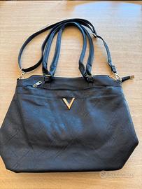 Borsa a spalla da donna caratterizzata dal logo V.