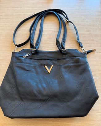 Borsa a spalla da donna caratterizzata dal logo V.