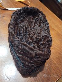 cappello tipo colbacco in pelliccia di  Astrakan