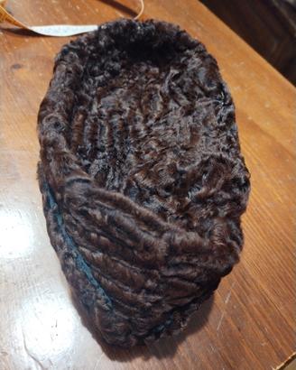 cappello tipo colbacco in pelliccia di  Astrakan