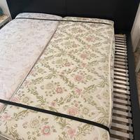 Letto singolo con rete e struttura in legno