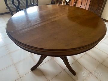 Tavolo rotondo classico con sedie