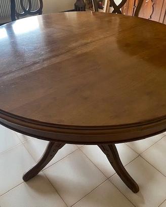 Tavolo rotondo classico con sedie