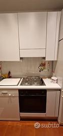Cucina in laminato bianco con elettrodomestici